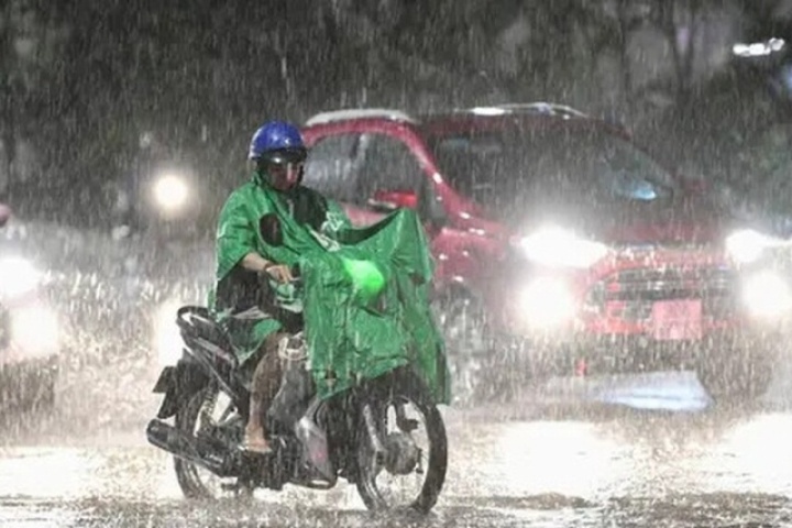 Cảnh báo mưa dông cấp tập tại nhiều tỉnh, thành miền Bắc chiều tối nay