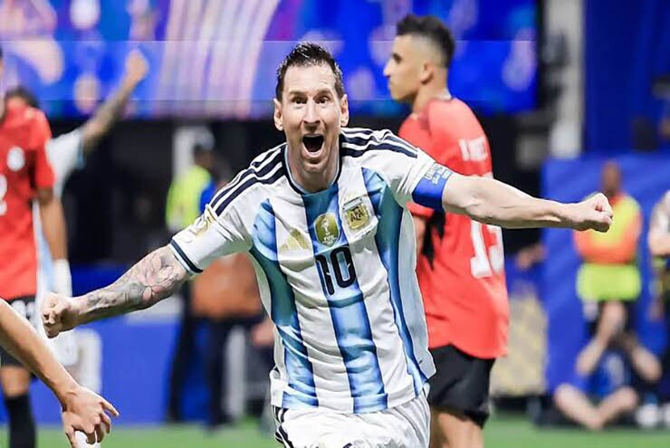 Argentina bị gọi là  " VARgentina " , liệu FIFA có  " chống lưng "  cho Messi vô địch World Cup?