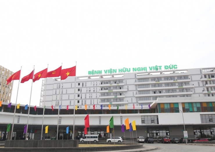 Sau hơn 10 năm chờ đợi, Bệnh viện Hữu nghị Việt Đức&nbsp;cơ sở Ninh Bình&nbsp;sẽ chính thức đón những bệnh nhân đầu tiên từ ngày 9/7/2026. Đây là dấu mốc quan trọng trong quá trình mở rộng mạng lưới khám chữa bệnh chất lượng cao của bệnh viện, đưa các kỹ thuật ngoại khoa chuyên sâu đến gần hơn với người dân khu vực Đồng bằng Bắc Bộ. Được khởi công năm 2015, Bệnh viện Hữu nghị Việt Đức&nbsp;cơ sở Ninh Bình&nbsp;xây dựng trên khu đất rộng hơn 21ha, có tổng diện tích sàn gần 120.000m2, tổng mức đầu tư gần 5.000 tỷ đồng và có quy mô 1.000 giường bệnh.