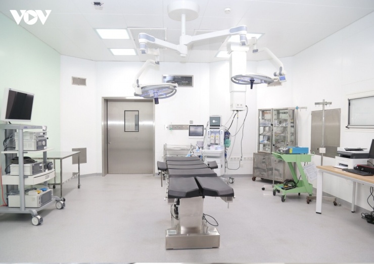 Đến nay, bệnh viện hoàn tất công tác chuẩn bị về nhân lực, trang thiết bị và phương án vận hành. Trong giai đoạn đầu, bệnh viện tập trung triển khai 4 nhóm chuyên khoa đang quá tải tại cơ sở Hà Nội gồm chấn thương, chấn thương cột sống, sọ não kết hợp phục hồi chức năng và phẫu thuật tiêu hóa.&nbsp;
