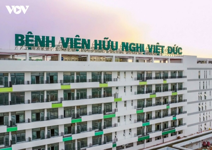 PGS.TS Dương Đức Hùng, Giám đốc Bệnh viện Hữu nghị Việt Đức, cho biết cơ sở Ninh Bình sẽ vận hành theo hai giai đoạn. Giai đoạn đầu khai trương với quy mô 300 giường bệnh, hơn 400 y, bác sĩ được điều động về làm việc. Đến cuối năm 2027, bệnh viện sẽ hoàn thiện quy mô 1.000 giường. Nếu nhu cầu khám chữa bệnh tăng nhanh, bệnh viện sẽ mở rộng công suất sớm hơn kế hoạch.