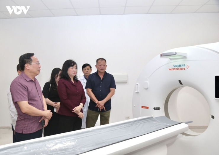Trong chiều 7/7, Bộ trưởng Bộ Y tế Đào Hồng Lan kiểm tra công tác chuẩn bị tại Bệnh viện Hữu nghị Việt Đức cơ sở Ninh Bình trước lễ khai trương và đưa bệnh viện vào hoạt động chính thức từ ngày 9/7.&nbsp;