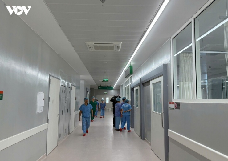 Hiện có 412 cán bộ đã hành nghề sẽ được luân phiên đến Bệnh viện Việt Đức cơ sở Ninh Bình để làm việc, được nhận lương thu hút theo Nghị quyết số 32/2026 của Chính phủ. Bệnh viện cũng đã bố trí chỗ ăn ở, phương tiện đi lại cho cán bộ hàng ngày làm việc tại đây.