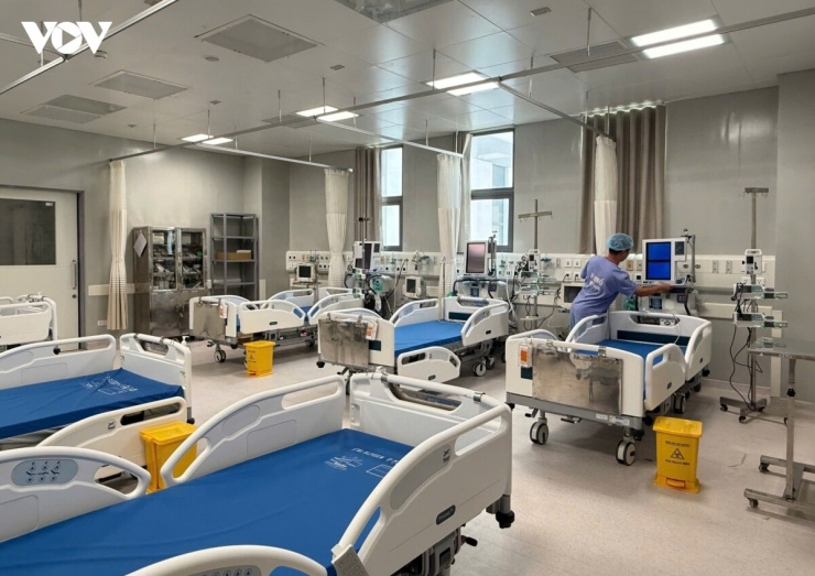 Bệnh viện Hữu nghị Việt Đức đang hoàn tất các khâu chuẩn bị để đón tiếp người dân. Theo lãnh đạo bệnh viện, khó khăn lớn nhất của chuyên ngành ngoại khoa là nhân lực. Vì vậy, bệnh viện đã chuẩn bị đào tạo đội ngũ từ nhiều năm trước, đủ khả năng vận hành cơ sở mới với hệ thống trang thiết bị hiện đại. Đơn vị cũng bố trí phương tiện đưa đón nhân viên, luân phiên cán bộ chủ chốt và duy trì các kíp trực 24/7 để bảo đảm hoạt động ổn định.