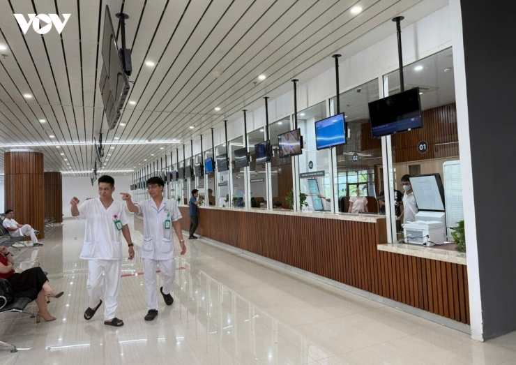 Khu vực tiếp đón và làm thủ tục thăm khám được thiết kế hiện đại, rộng rãi ngay sảnh chính.&nbsp;Ngày 8/7, bệnh viện sẽ chạy thử quy trình đón tiếp, khám chữa cho người bệnh. Đến ngày 9/7, Bệnh viện Việt Đức cơ sở Ninh Bình sẽ khánh thành, đi vào vận hành chính thức để phục vụ người dân. Trước đó, ngày 26/6, Bệnh viện Bạch Mai cơ sở Ninh Bình cũng đã chính thức đi vào hoạt động. Mỗi ngày, bệnh viện tiếp nhận hàng nghìn lượt người dân địa phương và khu vực lân cận đến khám, chữa bệnh.&nbsp;