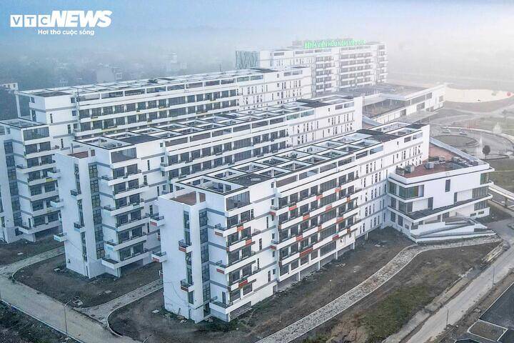 Được đầu tư với quy mô 1.000 giường bệnh, cơ sở mới được định hướng trở thành trung tâm ngoại khoa kỹ thuật cao của khu vực. Khi đi vào hoạt động, cơ sở Ninh Bình sẽ phục vụ người dân trong tỉnh, các địa phương lân cận như Hưng Yên và nhiều tỉnh khu vực Đồng bằng Bắc Bộ, góp phần giảm áp lực cho các bệnh viện tuyến trung ương.