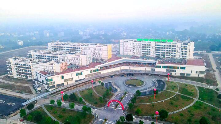 Sau hơn 10 năm chờ đợi, Bệnh viện Hữu nghị Việt Đức cơ sở Ninh Bình sẽ chính thức đón những bệnh nhân đầu tiên từ ngày 9/7/2026. Đây là dấu mốc quan trọng trong quá trình mở rộng mạng lưới khám chữa bệnh chất lượng cao của bệnh viện, đưa các kỹ thuật ngoại khoa chuyên sâu đến gần hơn với người dân khu vực Đồng bằng Bắc Bộ.