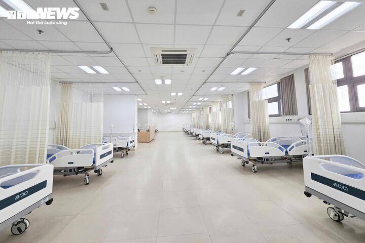 Tại cơ sở mới, hệ thống giường bệnh nội trú được đầu tư hiện đại, thiết kế đồng bộ, đáp ứng yêu cầu chăm sóc và điều trị cho người bệnh trong thời gian nằm viện.