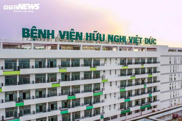 Ngày 6/7, đoàn thẩm định cấp giấy phép hoạt động của Cục Quản lý Khám, chữa bệnh (Bộ Y tế) kiểm tra toàn diện các điều kiện hoạt động của bệnh viện Việt Đức cơ sở Ninh Bình. Cơ sở mới được đánh giá đáp ứng điều kiện để được cấp giấy phép, sẵn sàng khai trương vào ngày 9/7.