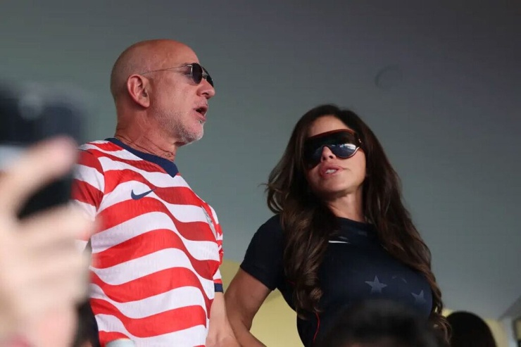 Jeff Bezos và Lauren Sanchez trên khán đài sân Seattle. Ảnh: FIFA