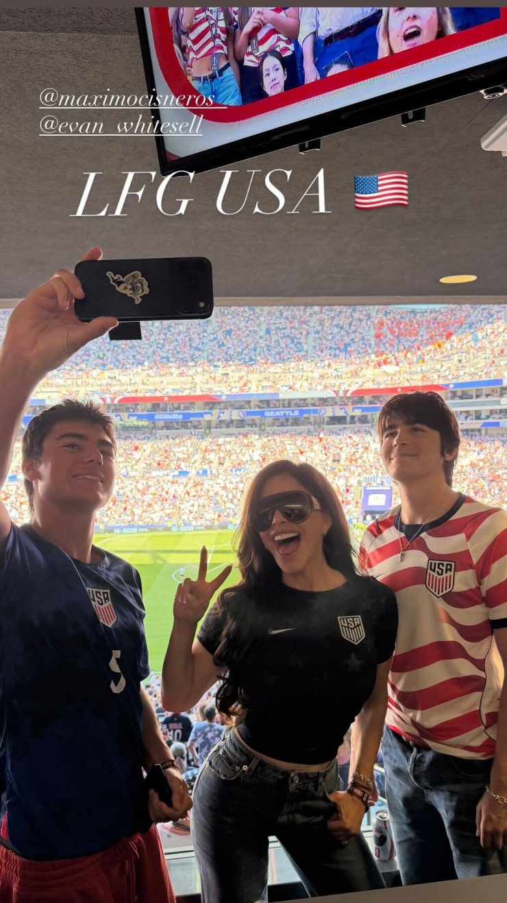 Lauren Sanchez và con trai Evan (phải) trước trận đấu. Ảnh: Instagram