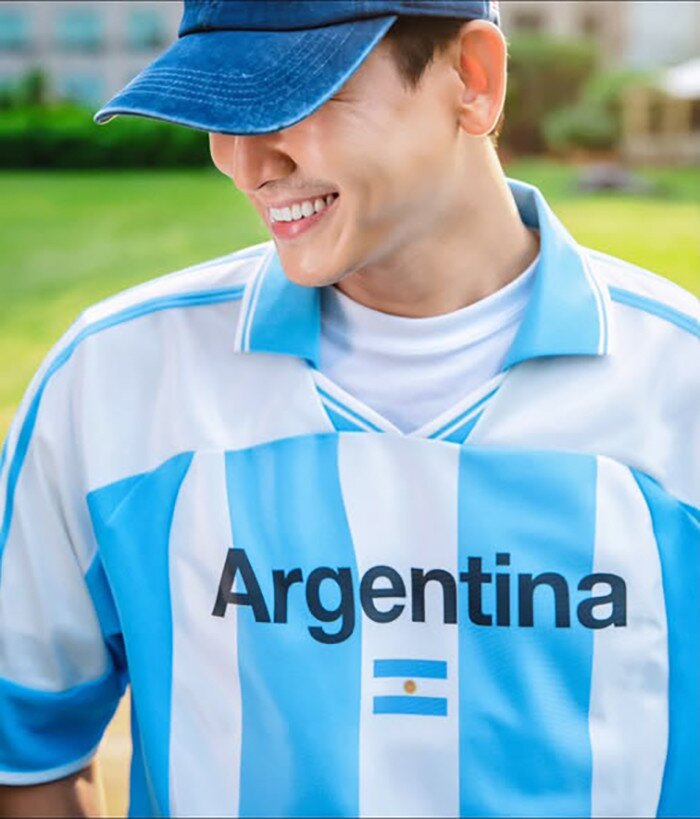Diễn viên Hứa Vĩ Văn mặc áo cổ vũ Argentina.