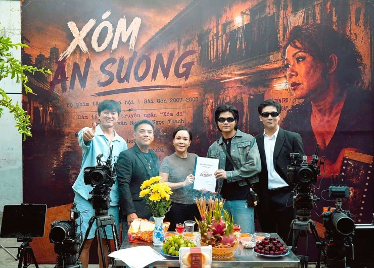 Nghệ sĩ Việt Hương nhận kịch bản trong ngày đầu khởi quay. Ảnh: FBNV
