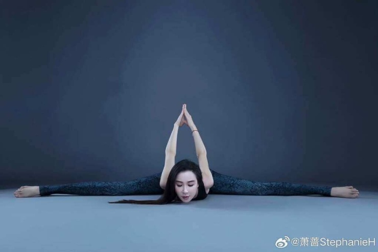Để chuẩn bị cho chương trình Đạp gió 2026, Tiêu Tường đã đăng tải một bức ảnh khoe động tác 'nhất tự mã' có độ khó cao, thể hiện sự dẻo dai đáng kinh ngạc cùng ngoại hình trẻ trung. Ảnh: Weibo Stephanie H
