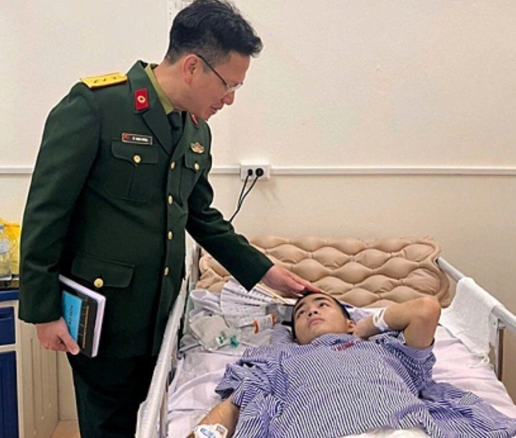 Tiến sĩ, bác sĩ Vũ Minh Dương, Chủ nhiệm khoa Hồi sức Ngoại, tới thăm Hiếu. Ảnh: Bệnh viện Quân y 103