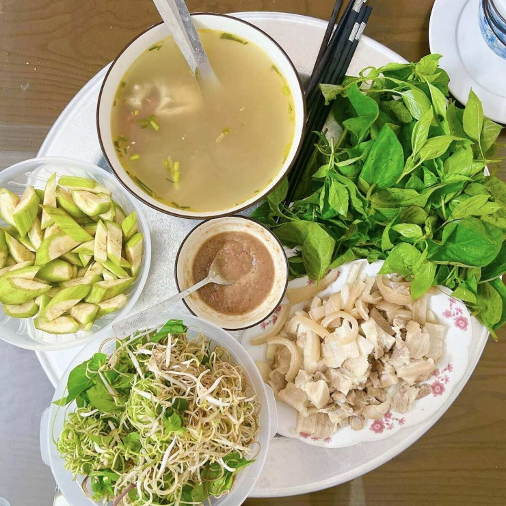 Mâm cơm cữ bố chồng nấu cho con dâu - 5