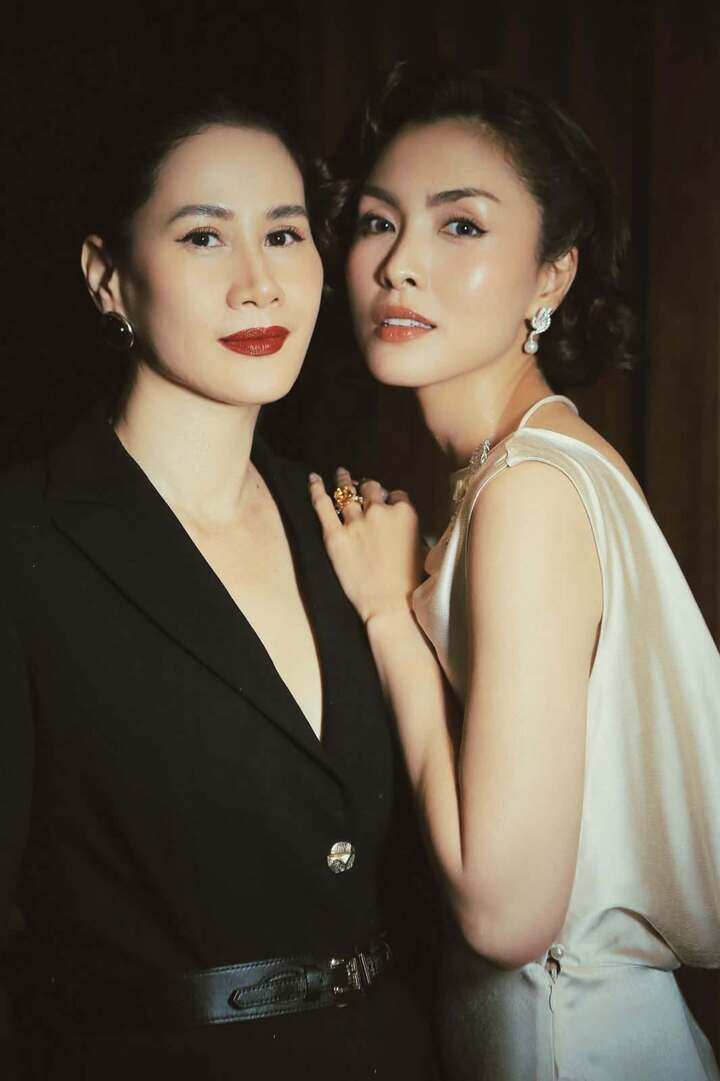 Ở ngoài đời, Thân Thuý Hà và Tăng Thanh Hà là bạn thân 20 năm.