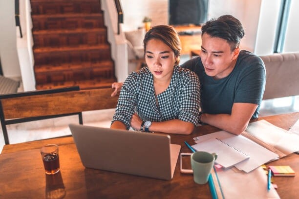 Dù đã chuẩn bị khá kỹ trước khi quyết định nghỉ hưu sớm, Alex thừa nhận gia đình vẫn luôn tồn tại cảm giác bất an. Ảnh minh họa