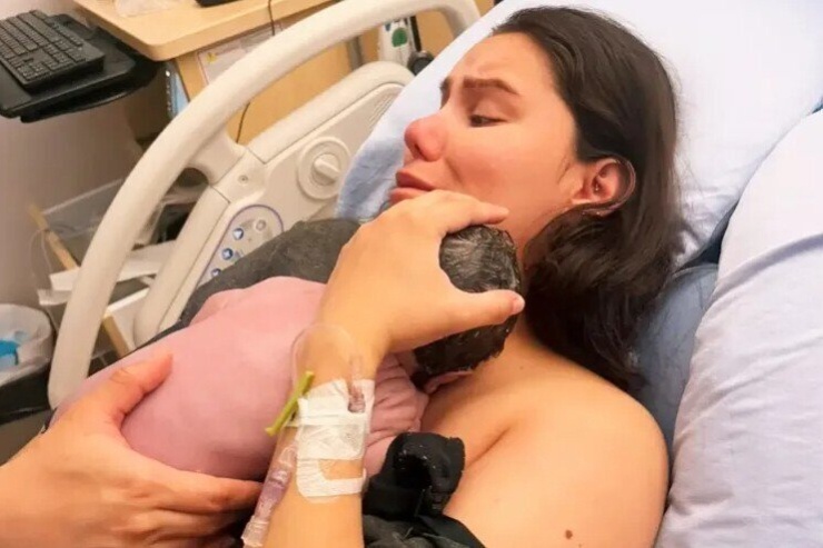Carolina Moreno và con trai được phát hiện chào đời lúc mẹ đang ngủ. Ảnh: Jorge Carrera