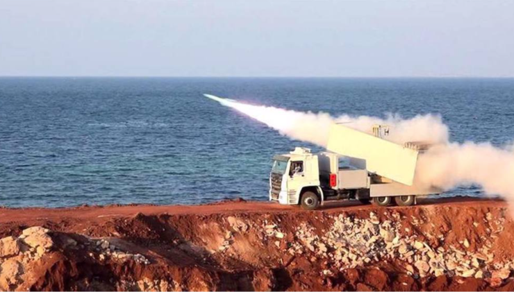 Một bệ phóng tên lửa di động của Lực lượng Vệ binh Cách mạng Hồi giáo Iran (IRGC) phóng đầu đạn về phía các mục tiêu của Mỹ ở Vịnh Ba Tư, miền nam Iran, năm 2026. Ảnh: PressTV.