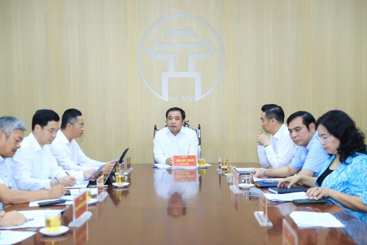 Bí thư Thành ủy Hà Nội Trần Đức Thắng cùng lãnh đạo một số sở, ngành và địa phương trong buổi tiếp công dân sáng nay. Ảnh: Quang Thái