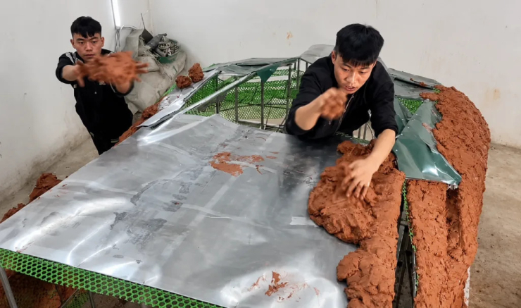Quá trình chế tạo bắt đầu bằng việc hàn một bộ khung thép ống theo thiết kế riêng.&nbsp;
