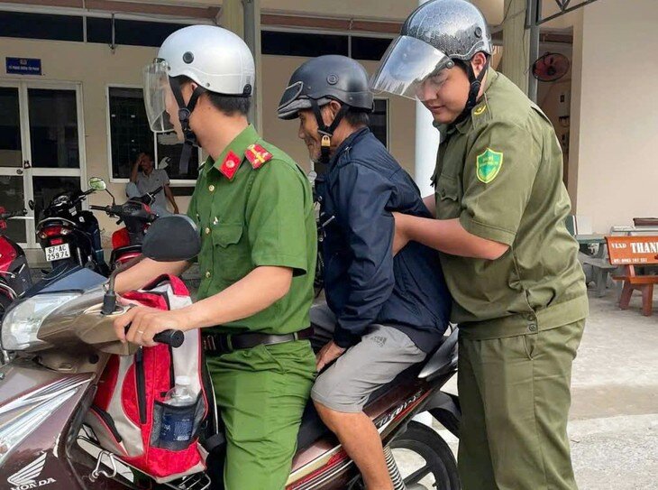 Thượng uý Lê Phương Bảo chuẩn bị đưa chú Sáu đến nghĩa trang. Ảnh: Công an tỉnh An Giang