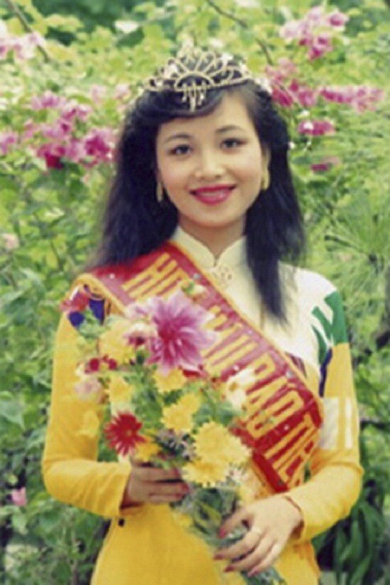 Nguyễn Diệu Hoa sinh năm 1969 tại Hà Nội, đăng quang Hoa hậu Việt Nam 1990, khi đang là sinh viên năm cuối khoa tiếng Nga, Đại học Ngoại ngữ Hà Nội. Cô có thể sử dụng 5 thứ tiếng: Anh, Nga, Ấn Độ, Thái Lan, Pháp. Năm 2008, cô tham dự cuộc thi Hoa hậu Quý bà Thế giới (Mrs. World) và vào top 5. Diệu Hoa khiến nhiều người ngưỡng mộ bởi nhan sắc xinh đẹp và học thức mà còn có hôn nhân hạnh phúc, con cái thành đạt.