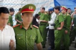 Con rể nổi máu côn đồ ném gà chết khủng bố, đánh bố vợ cũ nhập viện khiến ai cũng phẫn nộ