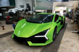 Lamborghini tự chế từ bùn và xe Nissan cũ của nhóm YouTuber Việt lên báo ngoại
