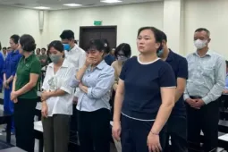 Nhóm cựu cán bộ Sở Y tế Hà Nội hầu tòa vì nhận hối lộ để cấp phép cho 686 phòng khám, tiệm thuốc