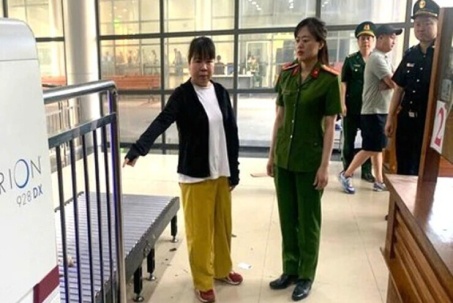 Người phụ nữ giấu tiền ở vị trí 'nhạy cảm' trên cơ thể khi qua cửa khẩu
