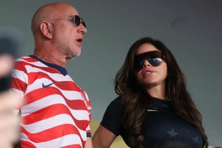 Vợ chồng Jeff Bezos thất vọng nhìn tuyển Mỹ bị loại khỏi World Cup
