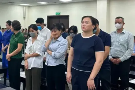Nhóm cựu cán bộ Sở Y tế Hà Nội hầu tòa vì nhận hối lộ để cấp phép cho 686 phòng khám, tiệm thuốc