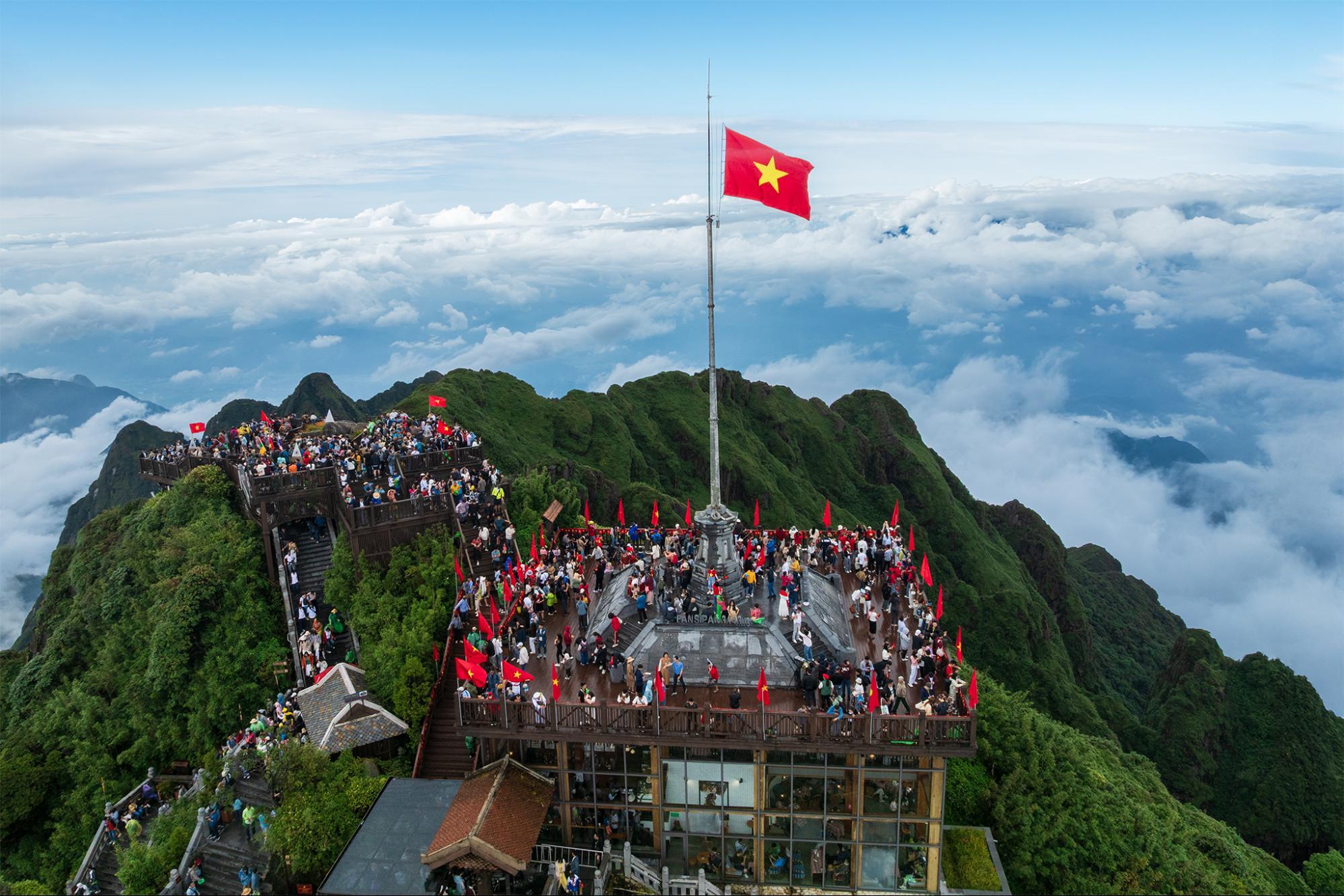 Đỉnh Fansipan là điểm đến huyền thoại để chiêm ngưỡng biển mây bồng bềnh tựa chốn bồng lai.