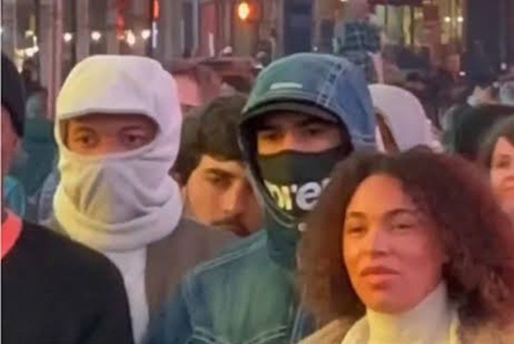 Mbappe và Hakimi che mặt kín mít đi chơi New York