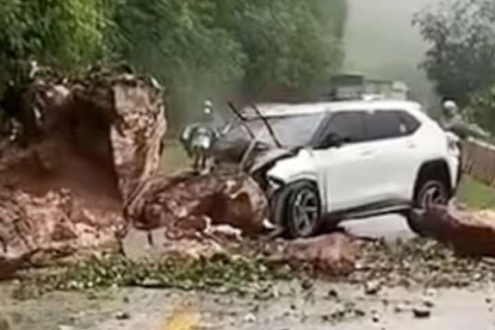 Đá lăn đè bẹp đầu ô tô ở Sơn La