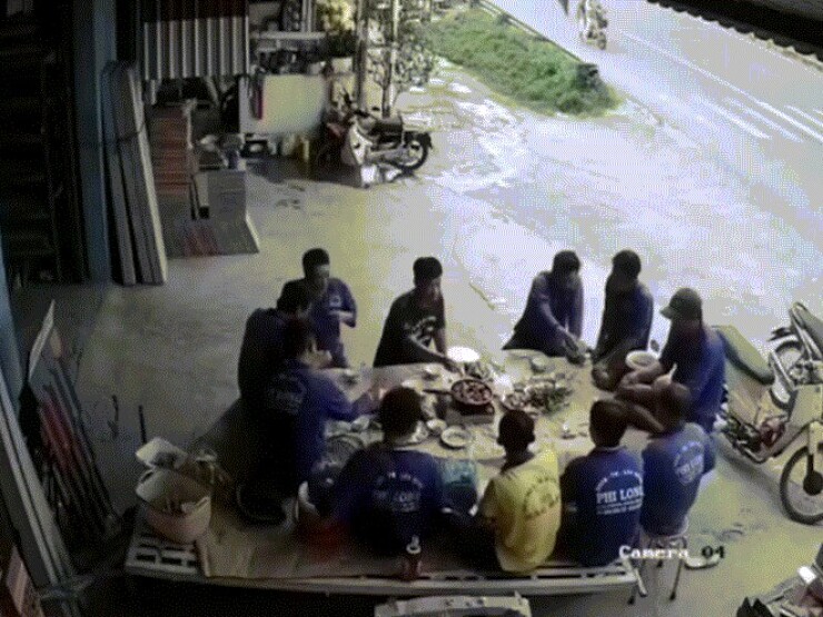 Clip: Đổ dốc mất lái, hai nữ sinh lao thẳng xe vào sân nhà dân bên đường