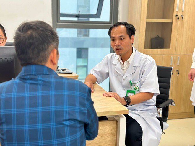Các y bác sĩ thăm khám cho người dân tại Bệnh viện Hữu nghị Việt Đức cơ sở Ninh Bình.