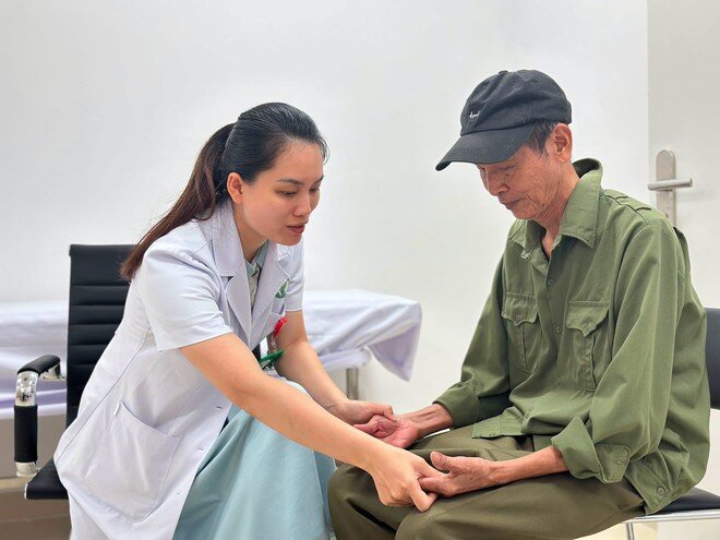 Các y bác sĩ thăm khám cho người dân tại Bệnh viện Hữu nghị Việt Đức cơ sở Ninh Bình.
