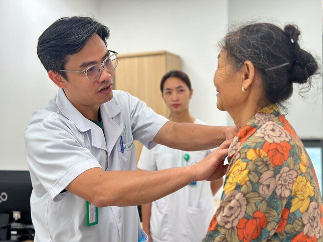 Các y bác sĩ thăm khám cho người dân tại Bệnh viện Hữu nghị Việt Đức cơ sở Ninh Bình.