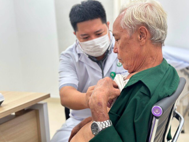 Các y bác sĩ thăm khám cho người dân tại Bệnh viện Hữu nghị Việt Đức cơ sở Ninh Bình.