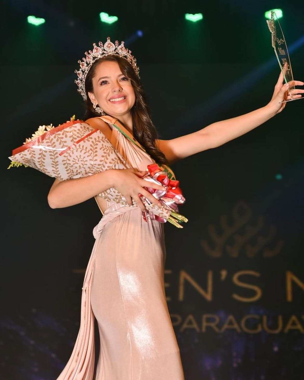 Fan nữ Paraguay mang vẻ đẹp vạn người mê, xứng danh "đệ nhất mỹ nhân" World cup - 9