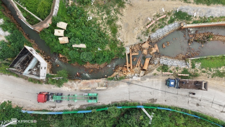 Suối từng cuốn ôtô ở Đồng Nai sạt lở, uy hiếp nhà dân - 1