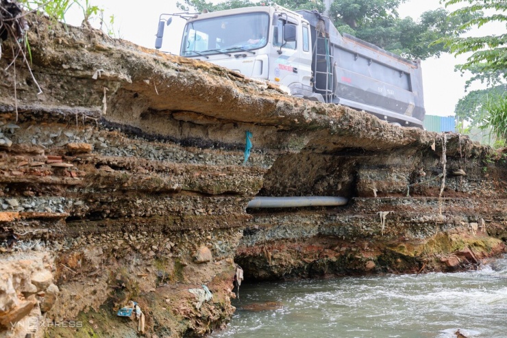 Đoạn đường ven suối bị nước khoét sâu, tạo hàm ếch, tiềm ẩn nguy cơ tiếp tục sạt lở. Theo người dân, mỗi trận mưa lớn, dòng nước qua khu vực này chảy rất xiết.