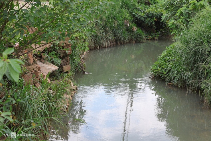 Ở đoạn chưa thi công cải tạo, lòng suối hẹp, dòng chảy bị co thắt tại nhiều vị trí. Khi mưa lớn, nước thoát không kịp, dâng cao gây ngập khu vực xung quanh.