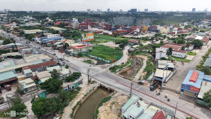 Suối từng cuốn ôtô ở Đồng Nai sạt lở, uy hiếp nhà dân - 14