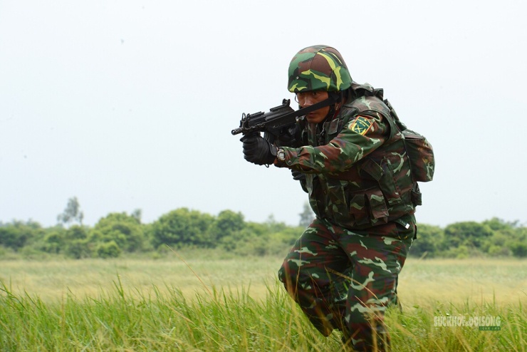 Giữ hướng quan sát, sẵn sàng xử trí tình huống sau khi đổ bộ.