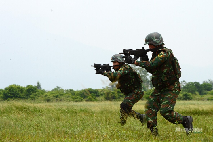 Mãn nhãn bài huấn luyện thả dây từ trực thăng tiếp đất của chiến sĩ đặc công - 9