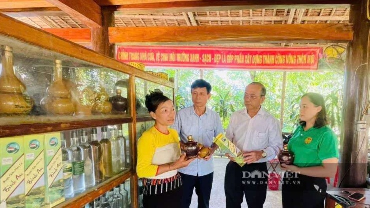 Bà Ngân Thị Quyến (bên trái ngoài cùng) ở bản Năng Cát, xã Linh Sơn (Thanh Hóa) đã có kinh nghiệm hơn 30 năm nấu rượu. Ảnh HD.
